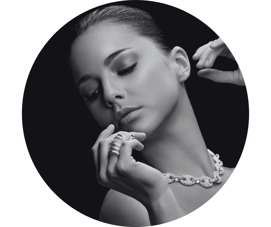 IMage of a beautiful woman with diamond necklace in black and white